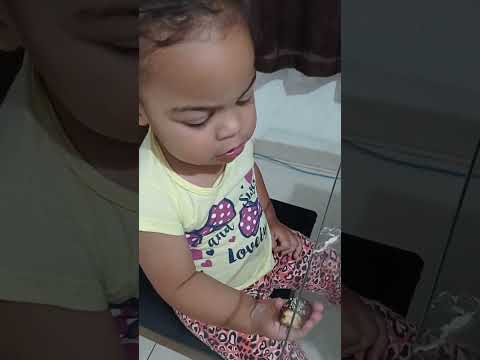 comendo chocolate 🍫 depois da aula 😍🤩 Maria Fernanda criança de 2 anos