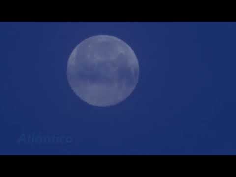 La luna llena ameriza este amanecer en la ría de Vigo