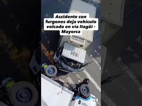 ⚠️Atentos a vehículo volcado en Itagüí