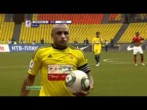 Valery Karpin tries to hold Roberto Carlos (Spartak - Anzhi)