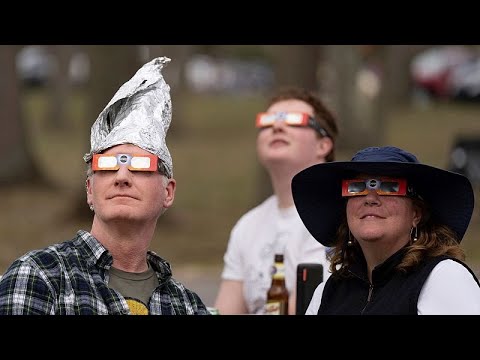 Video Thumbnail: USA bestaunen die Sonnenfinsternis am 8. April 2024