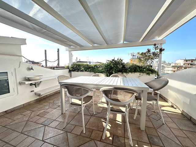 RIF. 3790 SOTTOMARINA CENTRALISSIMO - ATTICO DI 100 MQ AL QUINTO PIANO IN VIALE VENETO VISTA MARE