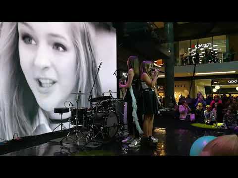 Artūrs grupas NANDO koncertā