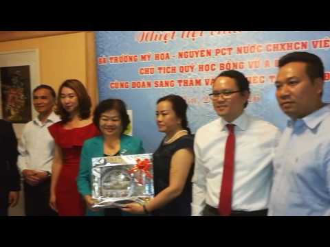 BÀ TRƯƠNG MỸ HOA THĂM TTTM ĐỒNG XUÂN BERLIN