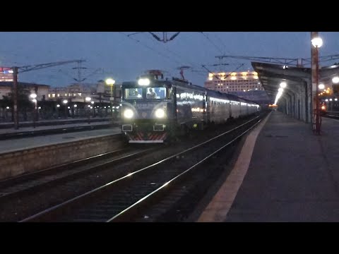 EA 359 a depoului Suceava Nord cu IR 1653 Bucuresti Nord-Vatra Dornei Bai