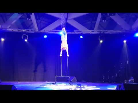Attila Fabian handstand act