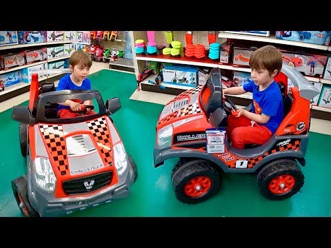 PRETEND PLAY DRIVING CARS AT TOYS R US!! Brancoala, Marcos, Laura and Claudia