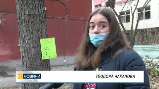 Деца украсиха двора на хасковската болница с коледни картички и рисунки