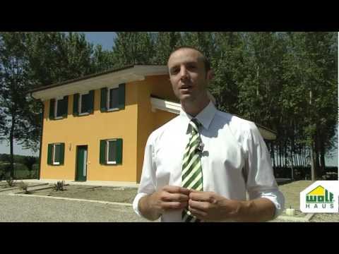 A Cavezzo una casa Wolf Haus illesa fra la distruzione del terremoto