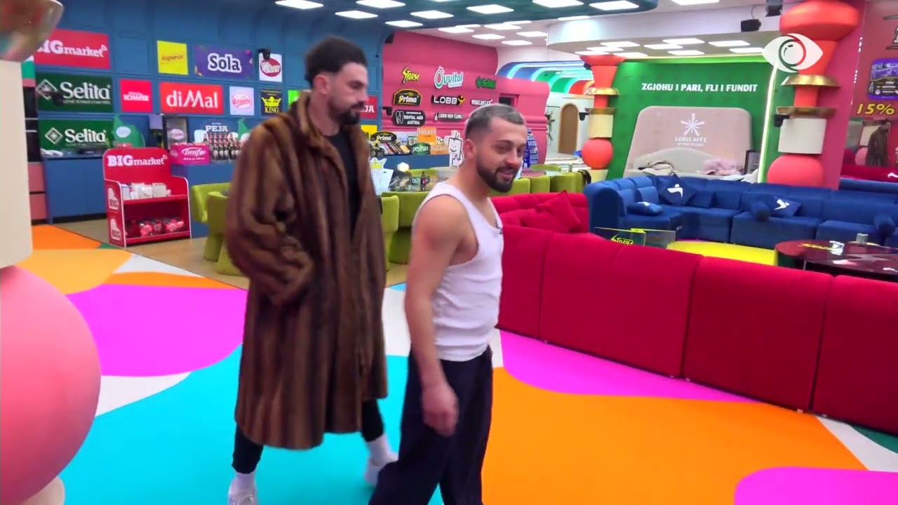 Gjesti dhe Rozana luajnë së bashku me top