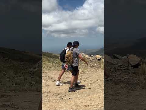 Para llegar al Salto del tigre en el filo serrano cordobés, tenés que pagar el derecho al paso.