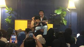 Download lagu Sal Priadi - Kita Usahakan Rumah Itu (Acoustic Live at Little League, Jakarta 6/4/2023) mp3