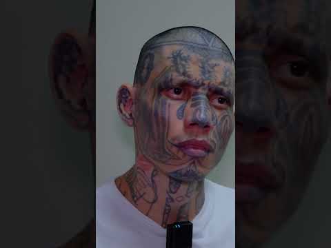 Pandillero arrepentido en la Megacárcel de Bukele