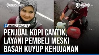 Download lagu Gadis Penjual Kopi Cantik, Layani Pembeli Meski Basah Kuyup Kehujanan mp3