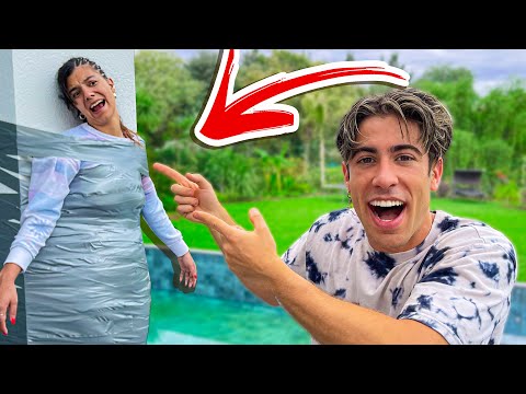 PEGAMOS A MI AMIGA EN LA PARED CON CINTA AMERICANA !!