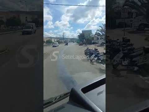 Ônibus deixa rastro de óleo perto do Shopping Sete Lagoas #setelagoas