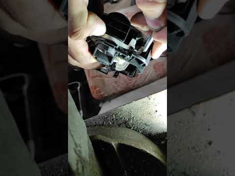 Как снять левую наружную ручку двери в Рено Кенго? - 2 ответа