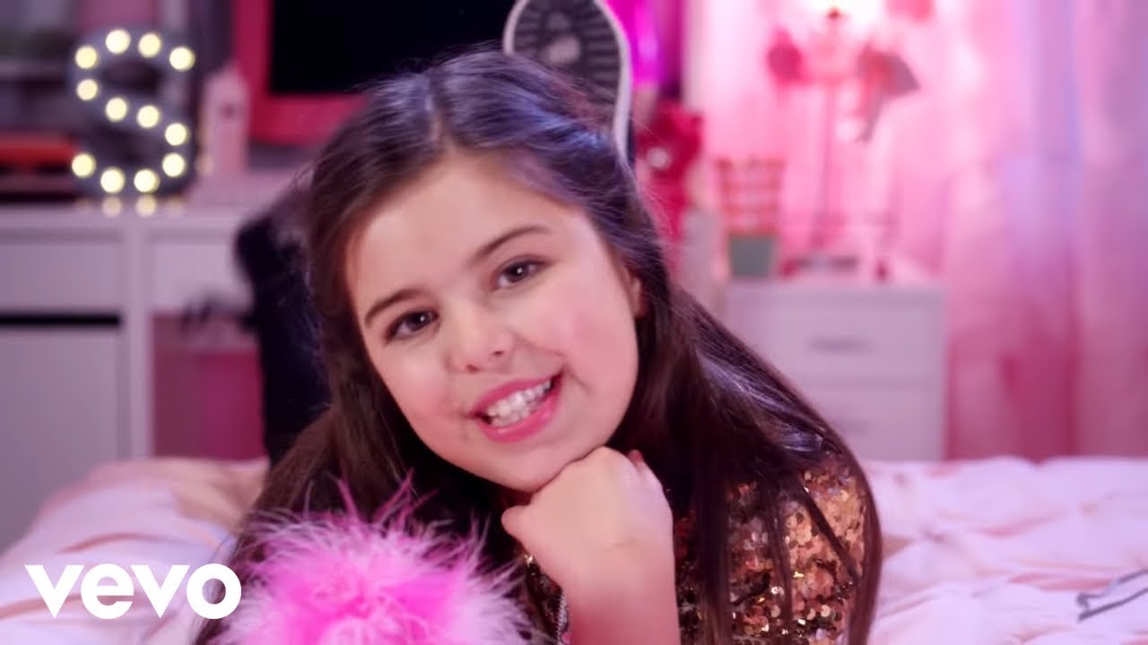 Lirik Lagu Girl In the Mirror - Sophia Grace dan Terjemahan