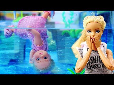 Spielspaß mit Puppen - Barbie und Evi im Freizeitpark - Puppen Video auf Deutsch
