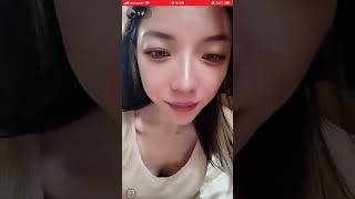 ライブ配信　超美人の微チラ　胸チラ　谷間