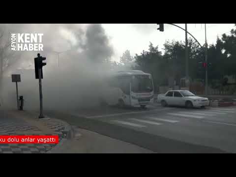 Afyonkarahisar’da seyir halindeki araçtan çıkan dumanlar çevredekileri korkuttu