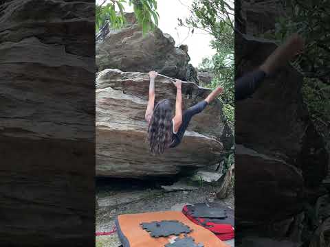 Bolinho de chuva v1 - Ouro Preto, MG | Julia Rabi #bouldering #climbing #escalada #aventura #esporte