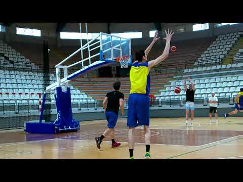 Primer entrene dirigido por Víctor Rubio del Refitel Bàsquet Llíria.