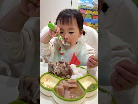 CUTE BABY EATING FOOD BY HERSELF 👼🍼 #baby #babygirl #viral #shorts
