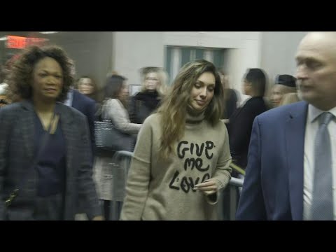 弁護士と原告のジェシカ・マン、ワインスタイン判決の法廷に到着｜AFP通信 (Lawyers and plaintiff Jessica Mann arrive at court for Weinstein sentencing | AFP)