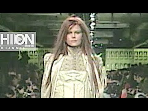 BETSEY JOHNSON Fall 1999 2000 New York - Fashion Channel