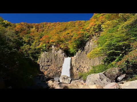 Naena Falls en hojas de otoño/4K