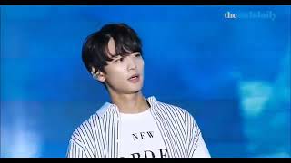 Download lagu SHINee Minho being surprised when he heard Jonghyun's voice in the background track mp3