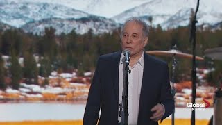 Paul Simon performs &#39;Bridge Over Troubled Water&#39; at Democratic National Convention