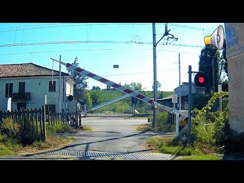 Passaggio a livello deviazione SP 456 Nizza-Castelnuovo C. (AT) treno in transito # level crossing