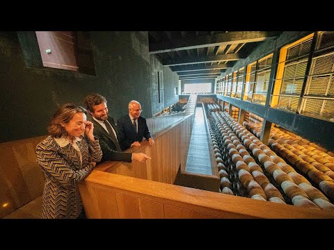 Pablo Casado interviene ante los medios en su visita a las Bodegas Campo Viejo, en Logroño