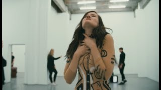 Musik-Video-Miniaturansicht zu Automatisch Songtext von Madeline Juno