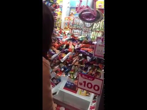 Twitterで話題のクレーンゲームでうまい棒を大量獲得した女子高生