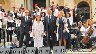 Noa with Andrea Bocelli,  Darlene Zschech and Don Moen interpreting Amazing Grace in Vatican