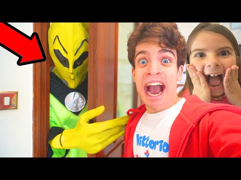 THE ALIEN WANTS TO EAT US!!