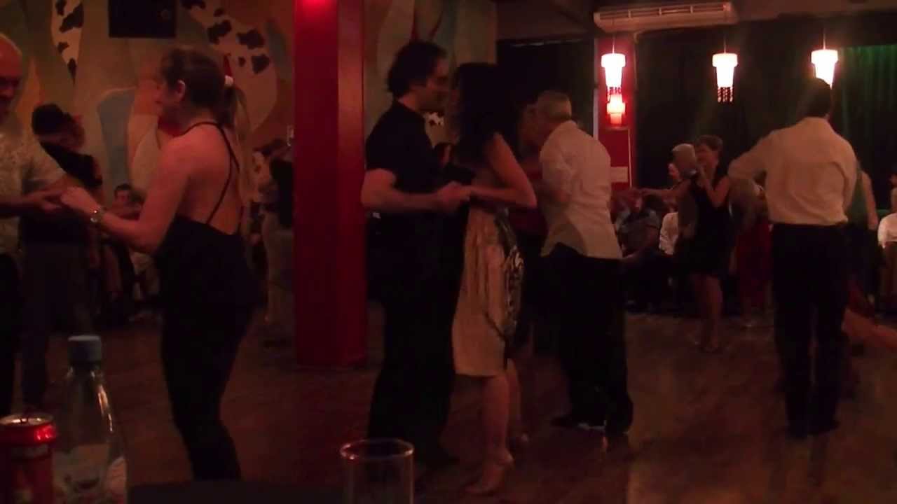 Geraldin Rojas bailando rock