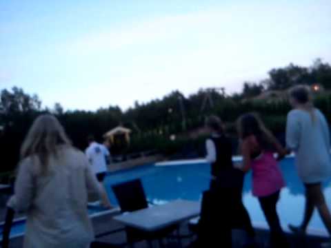 2Boys sondre blir kastet i vannet :)