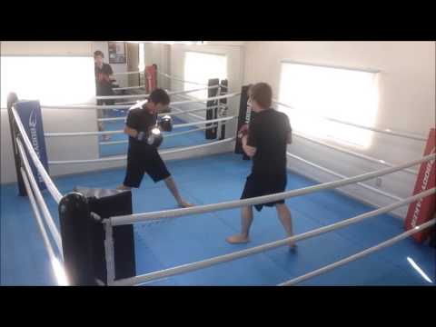 ボディジャブから右ストレート。大阪でパーソナルレッスンのボクシングジムはソアーボクシング