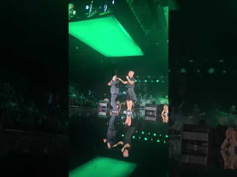 Robbie Williams #EABOARDING -Sweet Caroline-She’s the one