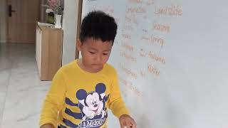 Henry 5 tuổi luyện kỹ năng thuyết trình bằng tiếng Anh
