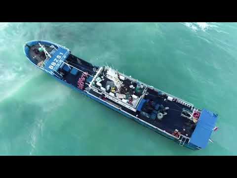 モーリシャス沖で座礁した中国籍の船舶 (Chinese-flagged vessel runs aground off Mauritius)