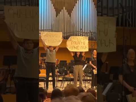 Համերգի ժամանակ «Դավաճանը հող է հանձնում» գրառմամբ պաստառներ են բարձրացրել