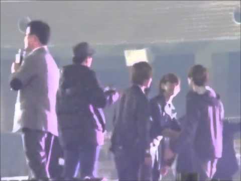 [FANCAM] 111231 Onew & Minho politely bowing to other artists + staffs @ |\/|!3C Gay0 Da3jun End!ng