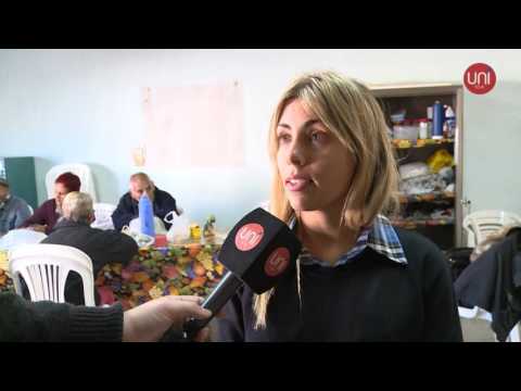 Ciudadanos Solidarios en acción le cortó el pelo gratis a los abuelos