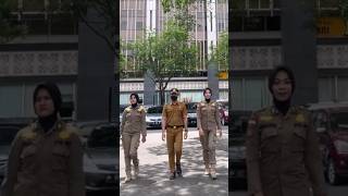 Download lagu PNS Ganteng didampingi 2 Satpol PP cantik dan tinggi mp3
