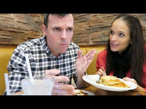 WHO MAKES BETTER PANCAKES?(ママ・ビー vs. デニーズ) (WHO MAKES BETTER PANCAKES?? (Mama Bee vs. Denny's))
